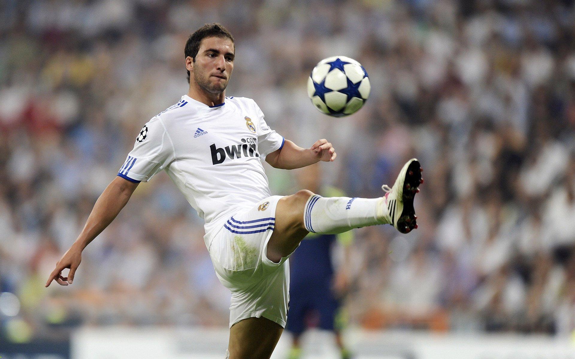 C罗梅开二度助球队逆转胜利 传奇射手再创历史