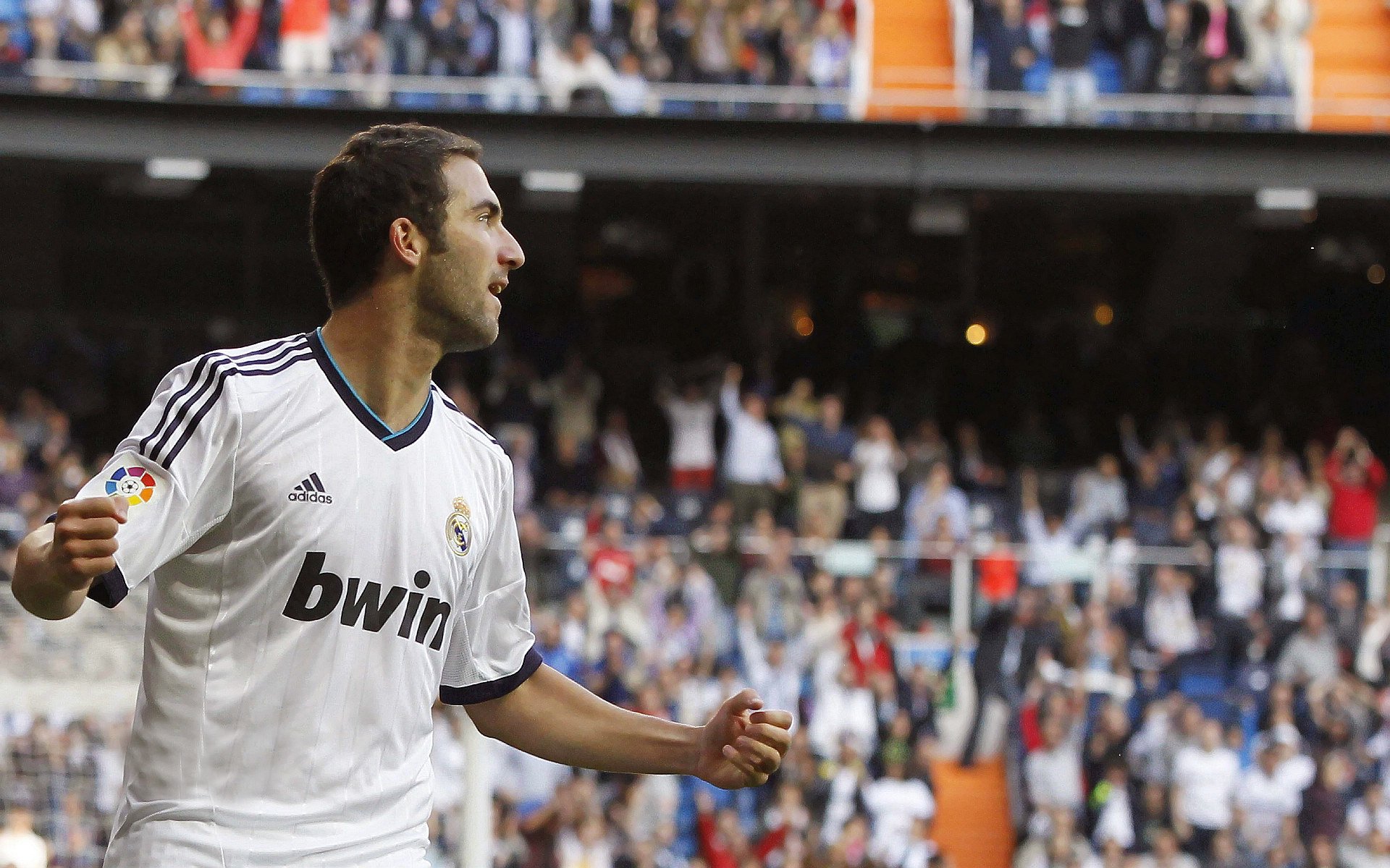 中超联赛迎来新格局，海港领跑积分榜，泰山紧追不舍，保级大战白热化